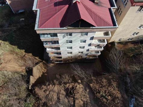 Artvin’de yamaçtan kopan topraklar evlerin içerisine doldu, 10 bina zarar gördü